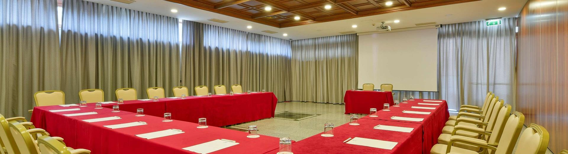 Organize your meetings in Naples with Hotel Ferrari: discover the details of our meeting rooms with a capacity of up to 300 people!