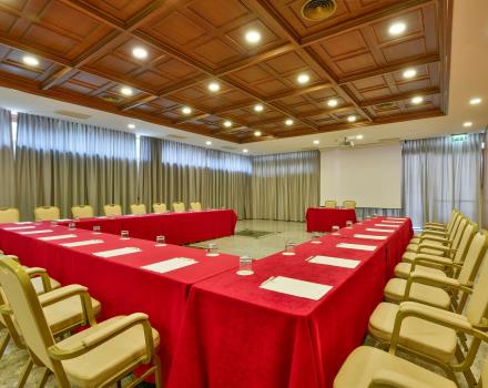Organizza i tuoi meeting a Napoli con Hotel Ferrari: scopri i dettagli delle nostre sale meeting con capienza fino a 300 persone!