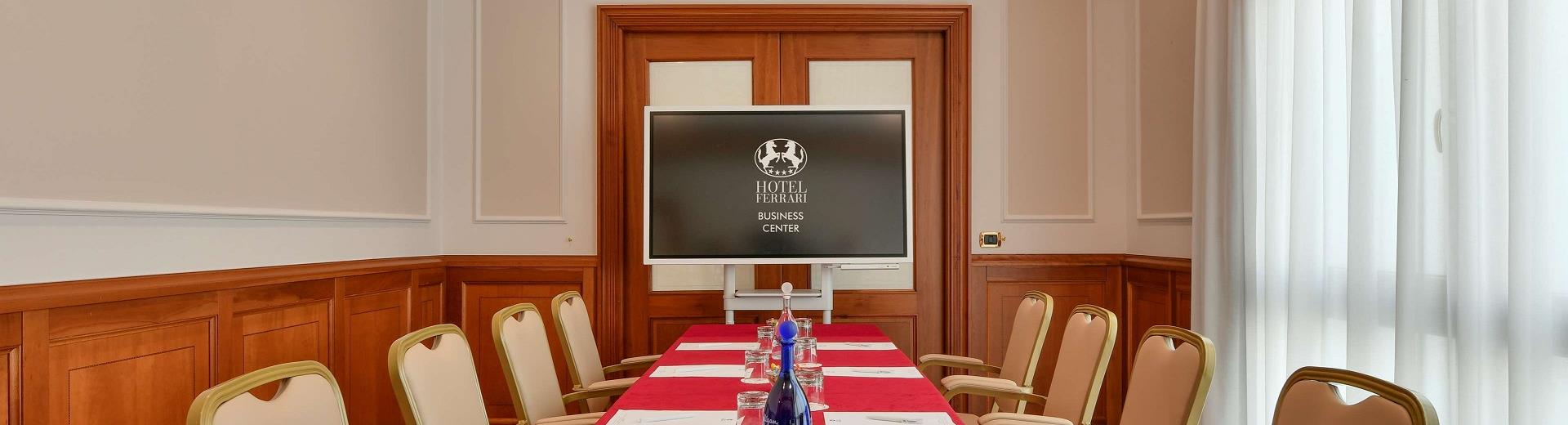 Organize your meetings and events in Naples with Hotel Ferrari: discover the details of our rooms, with capacity from 20 to 300 people!