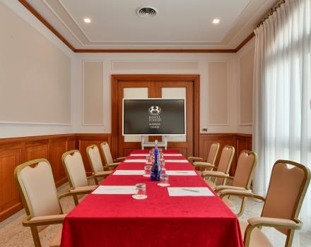 Organize your meetings and events in Naples with Hotel Ferrari: discover the details of our rooms, with capacity from 20 to 300 people!
