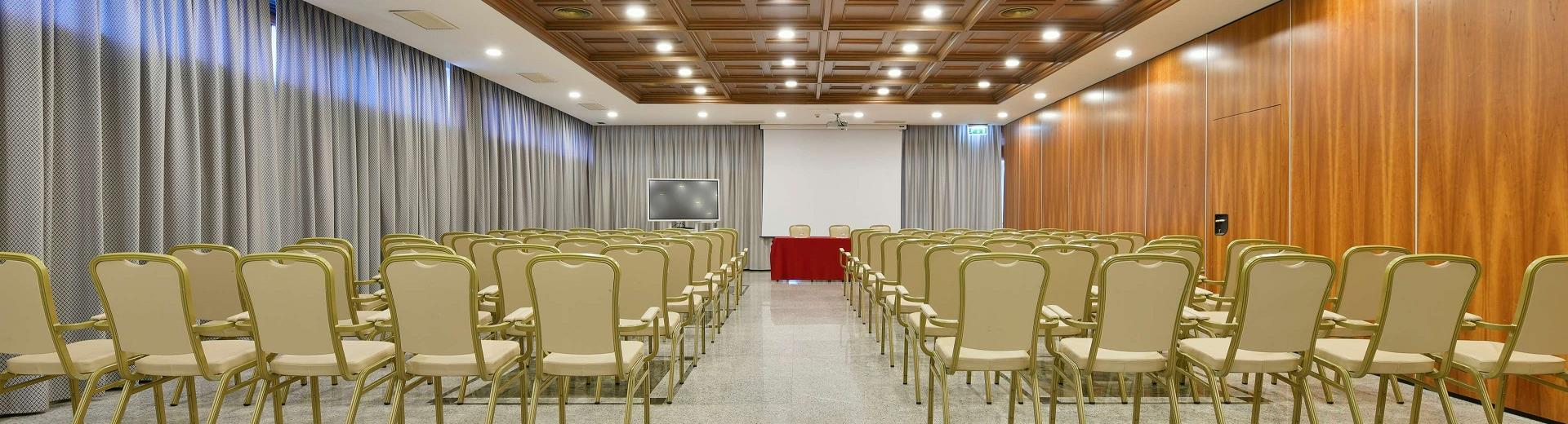 Organizza i tuoi meeting da 20 a 300 persone con Hotel Ferrari, per un evento di successo a Napoli!