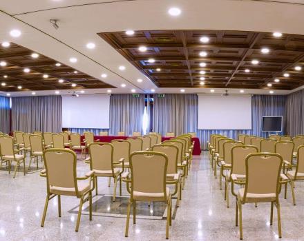 Organize your meetings and events in Naples with Hotel Ferrari: 5 multipurpose meeting rooms equipped for every type of event.