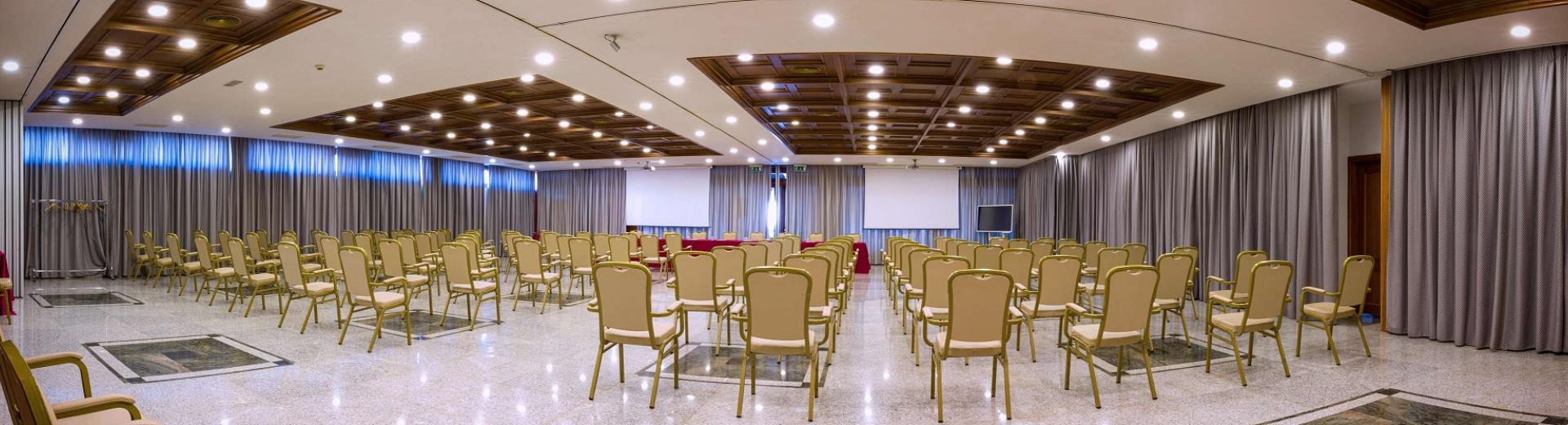 Organizza i tuoi meeting ed eventi a Napoli con Hotel Ferrari: 5 sale meeting polivalenti e attrezzate per ogni tipo di evento.